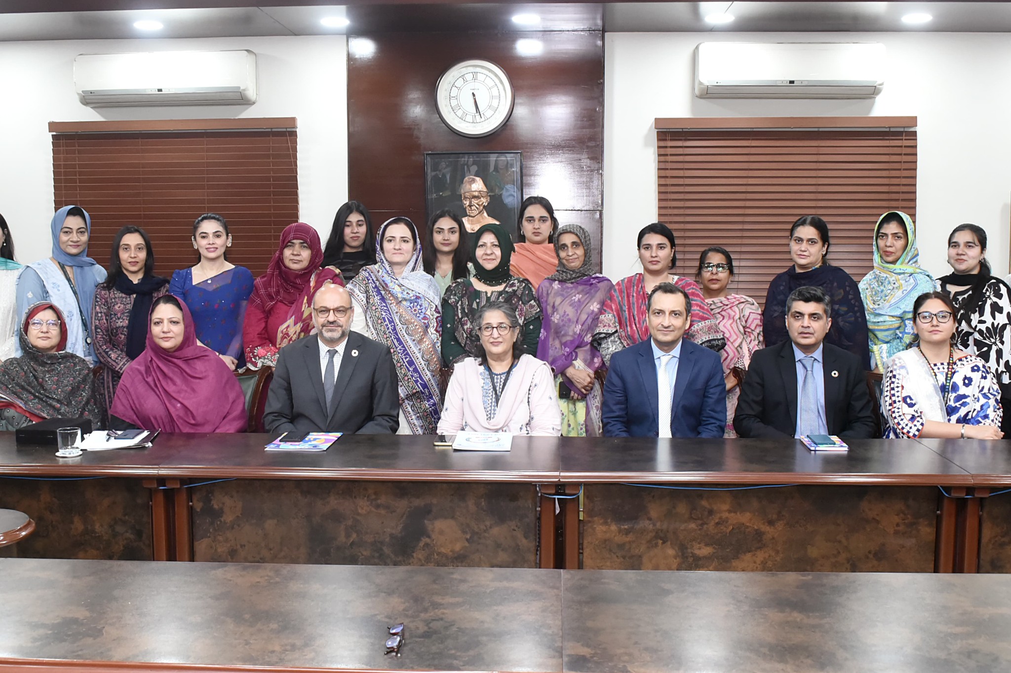 SDGUNDPvisitLC1.jpg - 569.49 kB
